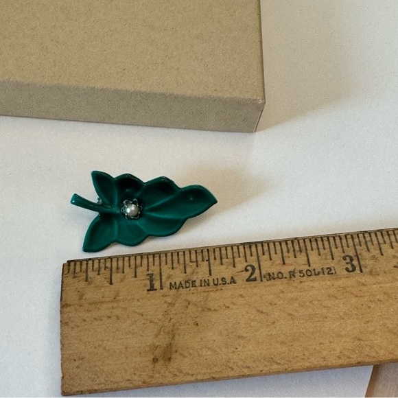 Beautiful Green Lead Enamel Pearl Brooch Dainty Vintage Rare Gold Tone - Picture 6 of 7